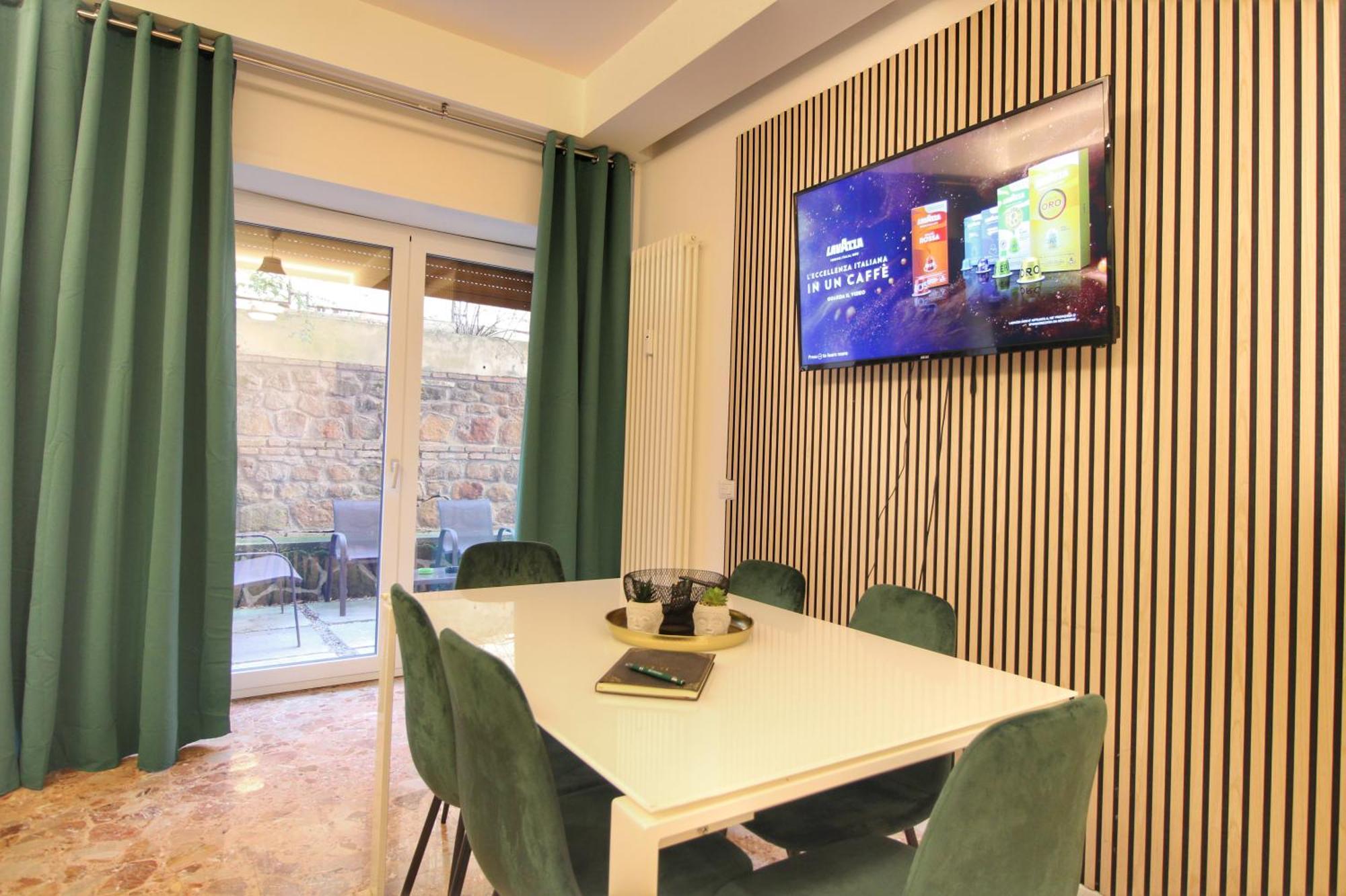 Delicious 2 Bed Room Apartment And Garden By Yh Rome Bagian luar foto